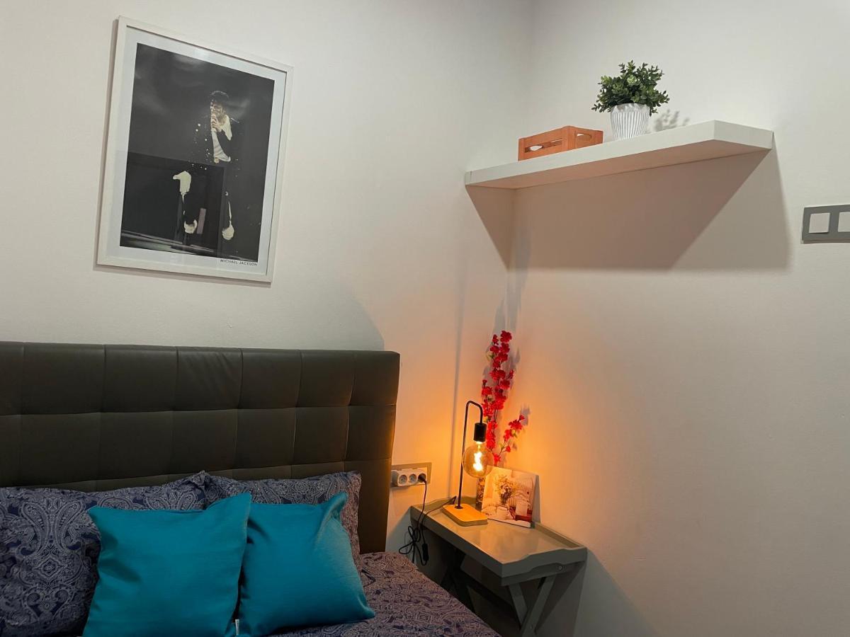 Plaza Universidad Rooms Барселона Экстерьер фото